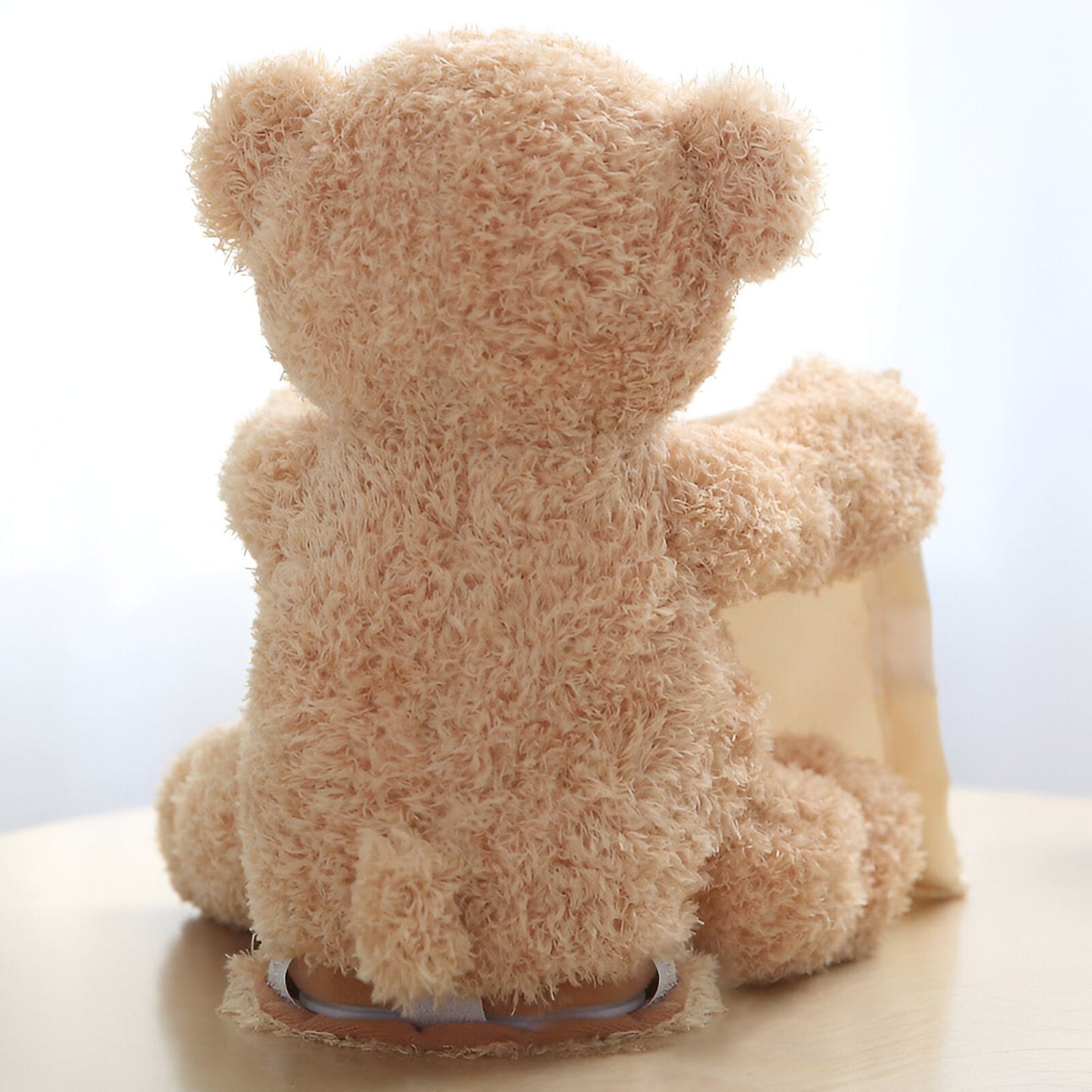 Peek-A-Boo Bear is de interactieve kiekeboe knuffel die je baby laat lachen en ontdekken
