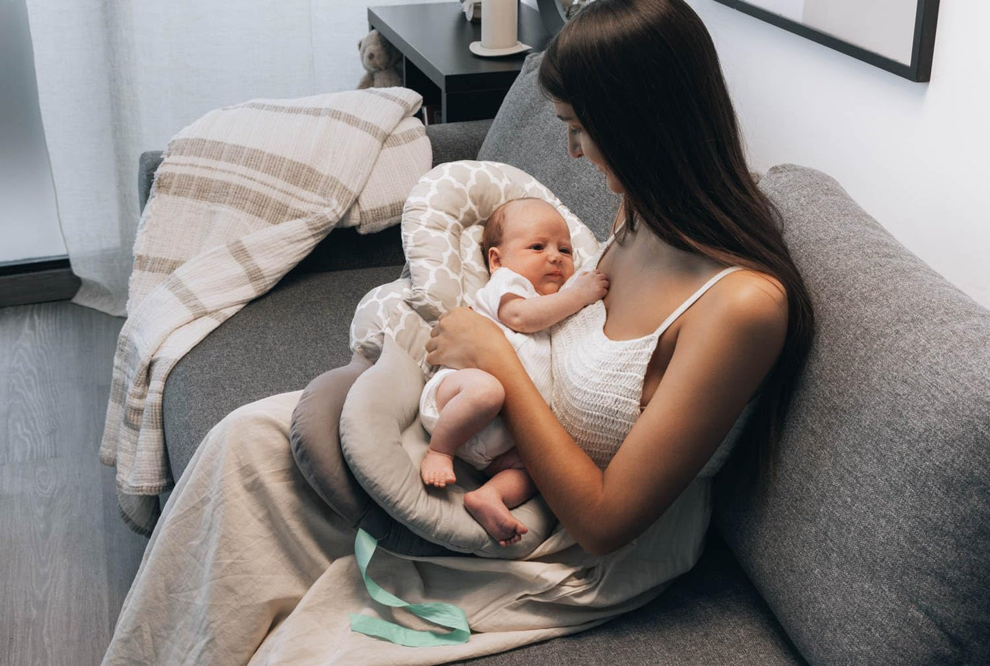SnuggleNest Adjustable Nursing Pillow biedt ergonomisch comfort voor ouders en baby tijdens voedingen