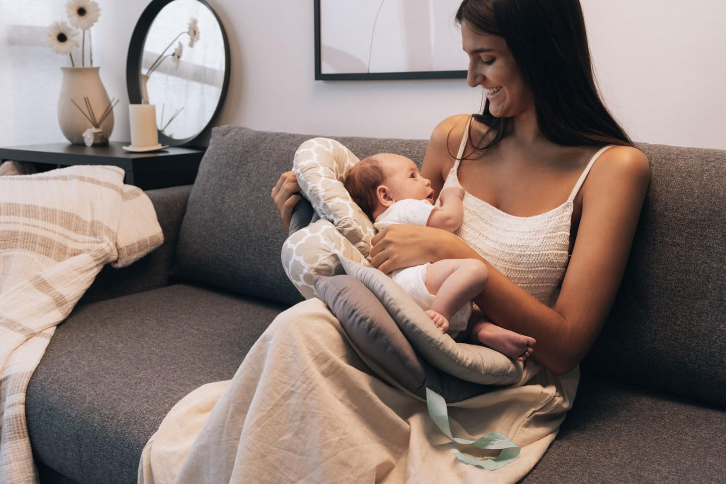SnuggleNest Adjustable Nursing Pillow biedt ergonomisch comfort voor ouders en baby tijdens voedingen