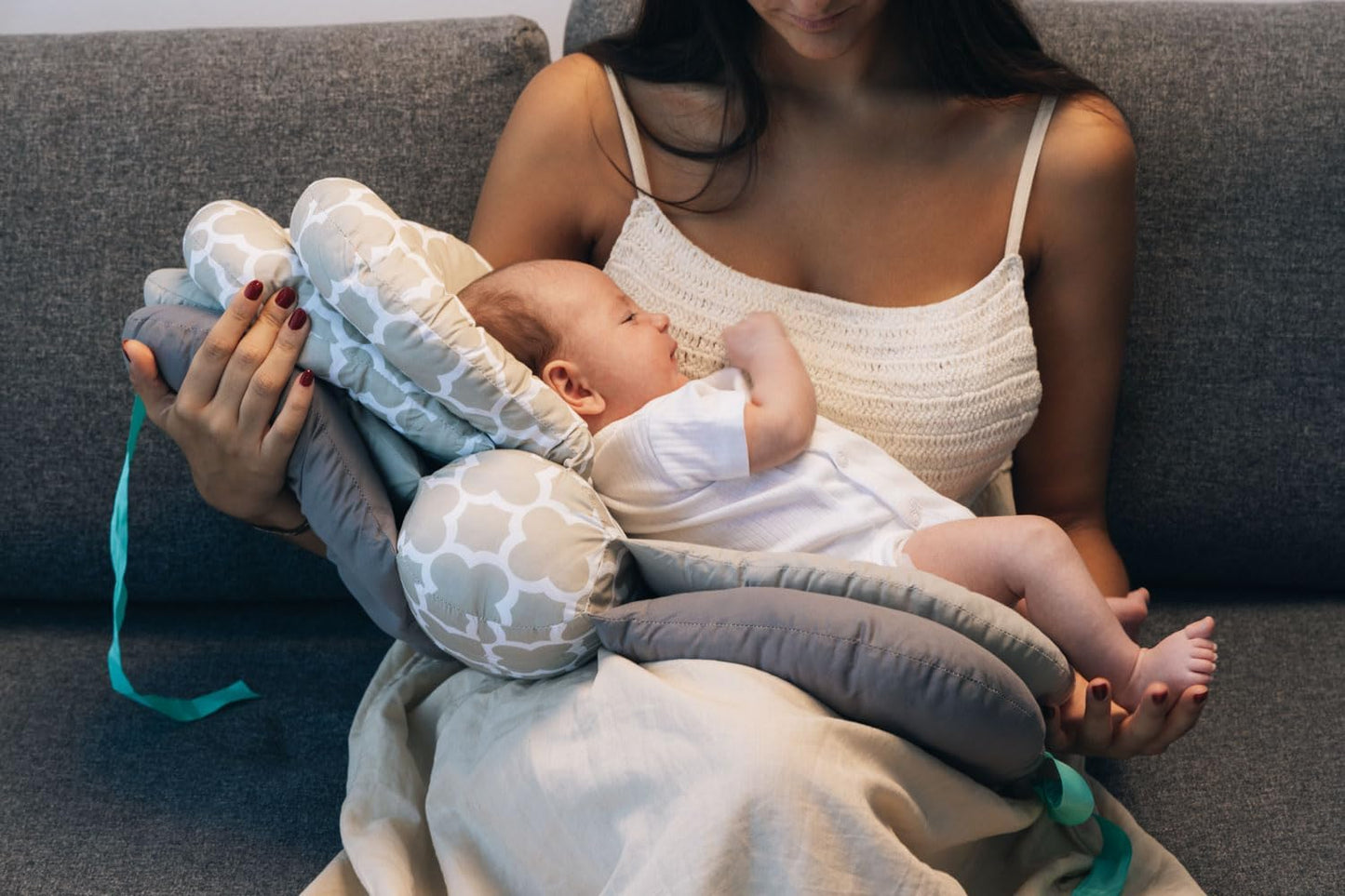 SnuggleNest Adjustable Nursing Pillow biedt ergonomisch comfort voor ouders en baby tijdens voedingen