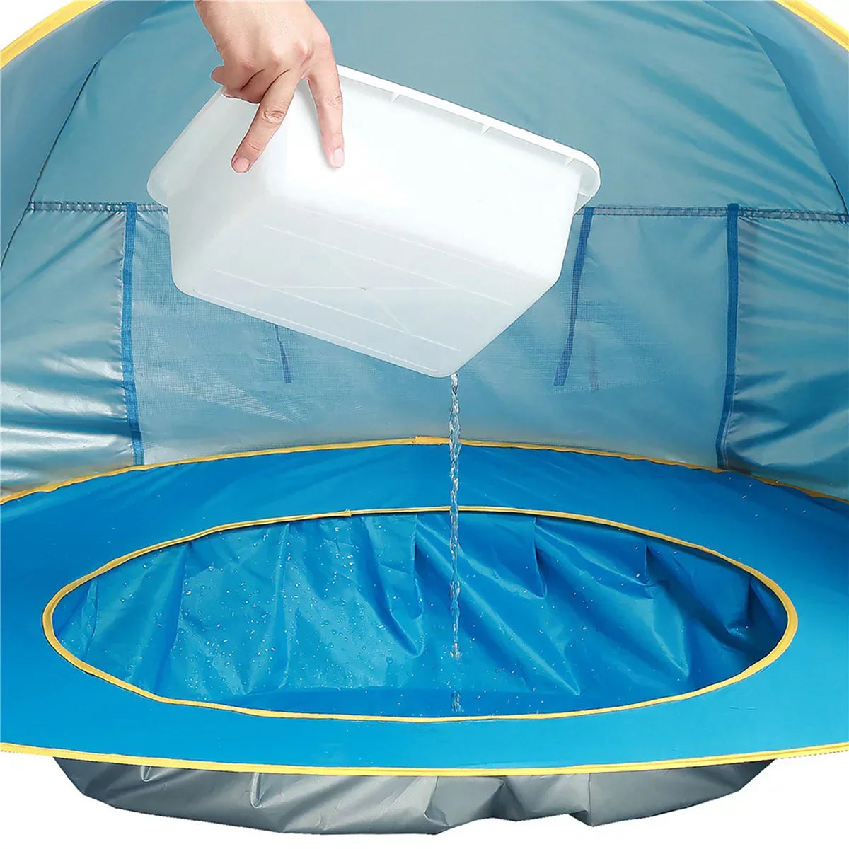 De Baby Beach Bumble Tent biedt een veilige en schaduwrijke plek voor je baby op het strand